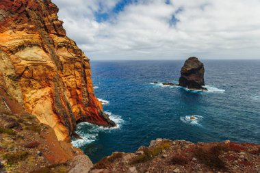 Sao Lourenco yarımadasının volkanik deniz kayalıkları, doğu Madeira, Portekiz, Atlantik Okyanusu. Yüksek kalite fotoğraf