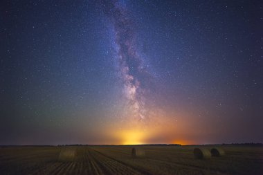 Renkli Samanyolu ile gece manzarası, bahar gökyüzü. Yüksek kalite fotoğraf