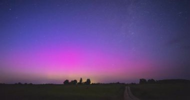 Kuzey ışıkları - Aurora Borealis gece gökyüzünde dans ediyor. Yüksek kalite 4k görüntü