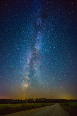 Renkli Samanyolu ile gece manzarası, sonbahar gökyüzü. Yüksek kalite fotoğraf