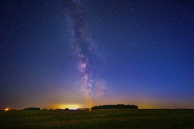 Renkli Samanyolu ile gece manzarası, sonbahar gökyüzü. Yüksek kalite fotoğraf