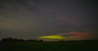 Kuzey ışıkları - Aurora Borealis gece gökyüzünde dans ediyor. Yüksek kalite 4k görüntü