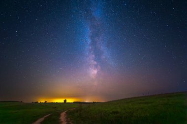 Renkli Samanyolu ile gece manzarası, sonbahar gökyüzü. Yüksek kalite fotoğraf