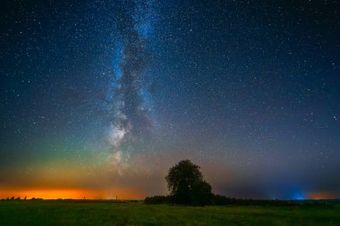 Renkli Samanyolu ile gece manzarası, sonbahar gökyüzü. Yüksek kalite fotoğraf