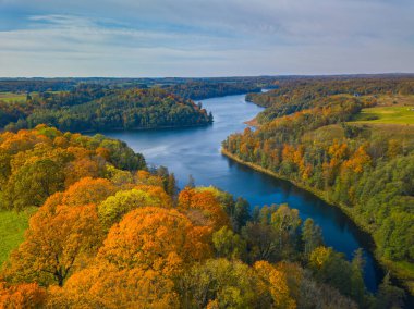Sonbaharda Litvanya 'da Dubingiai tepeciği. Yüksek kalite fotoğraf