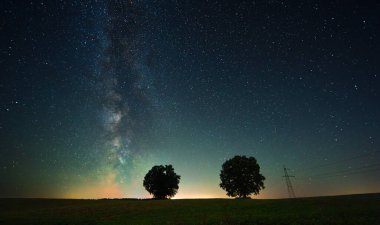 Renkli Samanyolu ile gece manzarası, sonbahar gökyüzü. Yüksek kalite fotoğraf