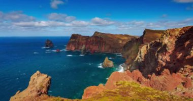 Sao Lourenco yarımadasının volkanik deniz kayalıkları, doğu Madeira, Portekiz, Atlantik Okyanusu. Yüksek kalite 4K zaman ayarlı