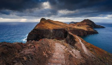 Sao Lourenco yarımadasının volkanik deniz kayalıkları, doğu Madeira, Portekiz, Atlantik Okyanusu. Yüksek kalite fotoğraf