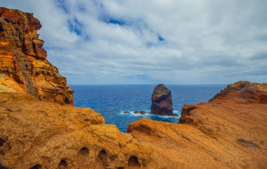 Sao Lourenco yarımadasının volkanik deniz kayalıkları, doğu Madeira, Portekiz, Atlantik Okyanusu. Yüksek kalite fotoğraf