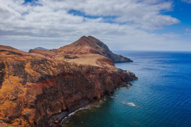 Sao Lourenco yarımadasının volkanik deniz kayalıkları, doğu Madeira, Portekiz, Atlantik Okyanusu. Yüksek kalite fotoğraf