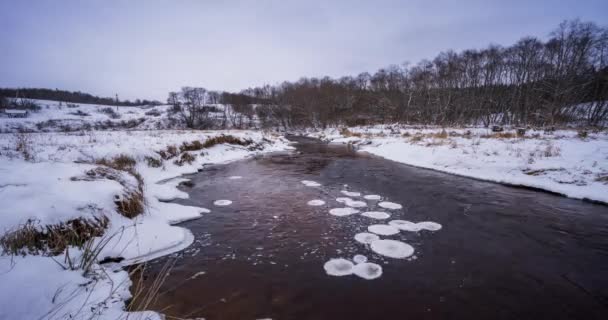 冬天的时候 冰在河里的漩涡里旋转着 高质量的4K镜头 — 图库视频影像