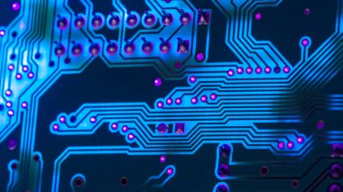 Elektronik devre kartı kapanıyor, arka planda devre kartı var. Yüksek kalite fotoğraf