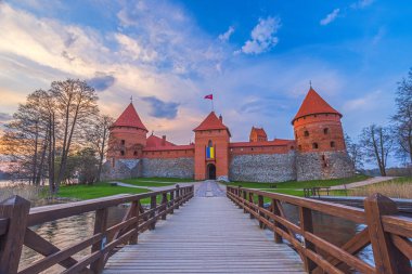 Gölün ortasındaki antik Trakai kalesi. Trakai Adası Şatosu tarihi simgesi, Litvanya. Yüksek kalite fotoğraf