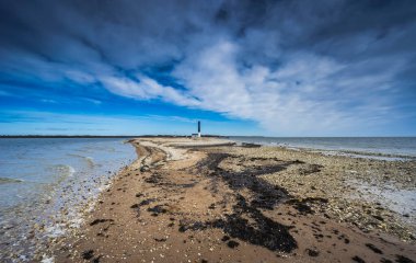 Estonya, Saaremma 'daki Sorve Deniz Feneri' ndeki çakıl taşı plajı. Yüksek kalite fotoğraf