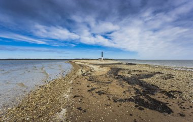 Estonya, Saaremma 'daki Sorve Deniz Feneri' ndeki çakıl taşı plajı. Yüksek kalite fotoğraf