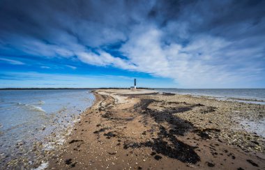 Estonya, Saaremma 'daki Sorve Deniz Feneri' ndeki çakıl taşı plajı. Yüksek kalite fotoğraf