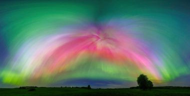 Aurora borealis, gökkuşağını andıran olağanüstü bir atmosferik fenomendir. Doğada canlı yeşil ışıklar dans eder.