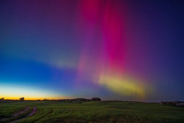 Aurora borealis, gökkuşağını andıran olağanüstü bir atmosferik fenomendir. Doğada canlı yeşil ışıklar dans eder.