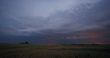 Geceleri gök gürültülü ve yıldırımlı.