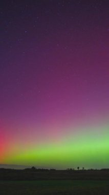 Aurora Borealis 'in nefes kesici ve büyüleyici görüntüsü, G5 seviyesi fırtına, dikey video