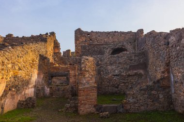 Pompei şehrinin antik kalıntıları Scavi di Pompei, Napoli, İtalya. Pompei antik Roma şehri Pompei 'nin manzarası 1. yüzyılda Vezüv Dağı' nın patlaması sonucu ölmüştür.