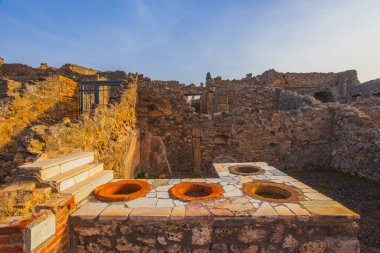 Pompei şehrinin antik kalıntıları Scavi di Pompei, Napoli, İtalya. Pompei antik Roma şehri Pompei 'nin manzarası 1. yüzyılda Vezüv Dağı' nın patlaması sonucu ölmüştür.