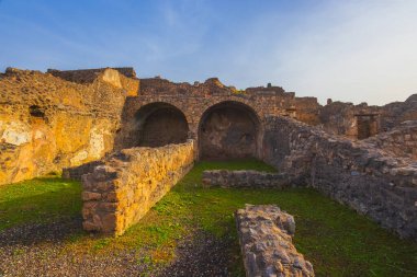 Pompei şehrinin antik kalıntıları Scavi di Pompei, Napoli, İtalya. Pompei antik Roma şehri Pompei 'nin manzarası 1. yüzyılda Vezüv Dağı' nın patlaması sonucu ölmüştür.