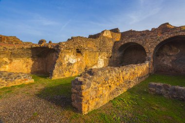 Pompei şehrinin antik kalıntıları Scavi di Pompei, Napoli, İtalya. Pompei antik Roma şehri Pompei 'nin manzarası 1. yüzyılda Vezüv Dağı' nın patlaması sonucu ölmüştür.