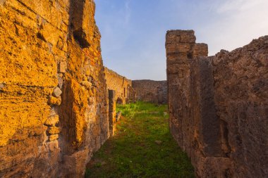 Pompei şehrinin antik kalıntıları Scavi di Pompei, Napoli, İtalya. Pompei antik Roma şehri Pompei 'nin manzarası 1. yüzyılda Vezüv Dağı' nın patlaması sonucu ölmüştür.