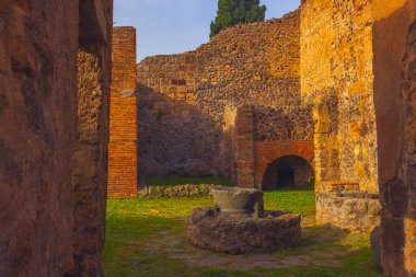 Pompei şehrinin antik kalıntıları Scavi di Pompei, Napoli, İtalya. Pompei antik Roma şehri Pompei 'nin manzarası 1. yüzyılda Vezüv Dağı' nın patlaması sonucu ölmüştür.