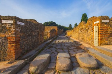 Pompei şehrinin antik kalıntıları, Napoli, İtalya. Pompei, antik Pompei caddesinin görüntüsü, 1. yüzyılda İtalya 'nın Napoli kentinde meydana gelen Vesuvius Dağı' nın patlaması sonucu yok olan antik Roma kentidir..