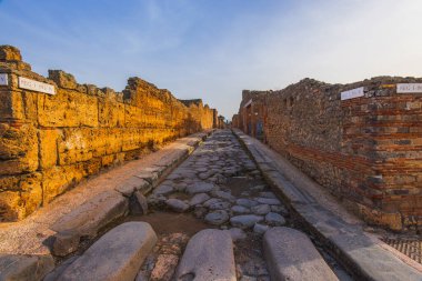 Pompei şehrinin antik kalıntıları, Napoli, İtalya. Pompei, antik Pompei caddesinin görüntüsü, 1. yüzyılda İtalya 'nın Napoli kentinde meydana gelen Vesuvius Dağı' nın patlaması sonucu yok olan antik Roma kentidir..