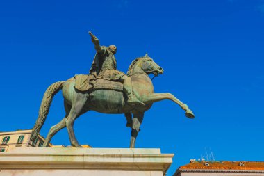 Napoli şehri. 20.10.2024. binici heykeli III. Carlos 'un.