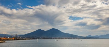 Napoli 'nin göz kamaştırıcı silueti muhteşem Vesuvius Dağı' nı güzel sisli bir gökyüzüne karşı sergiliyor.