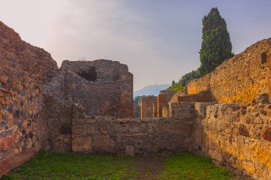 Pompei şehrinin antik kalıntıları Scavi di Pompei, Napoli, İtalya. Pompei antik Roma şehri Pompei 'nin manzarası 1. yüzyılda Vezüv Dağı' nın patlaması sonucu ölmüştür.