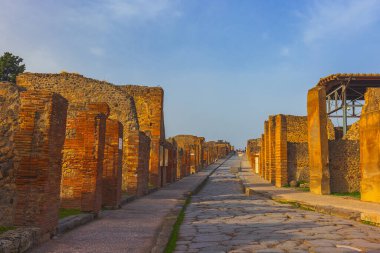 Pompei şehrinin antik kalıntıları Scavi di Pompei, Napoli, İtalya. Pompei antik Roma şehri Pompei 'nin manzarası 1. yüzyılda Vezüv Dağı' nın patlaması sonucu ölmüştür.