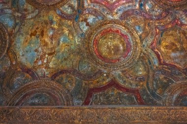 Güzel ve karmaşık renkli tavan sanat eserleri çarpıcı dokuları ve detaylarıyla benzersiz dairesel tasarımlar sergiliyor. Pompei şehrinin antik kalıntıları, Napoli, İtalya.