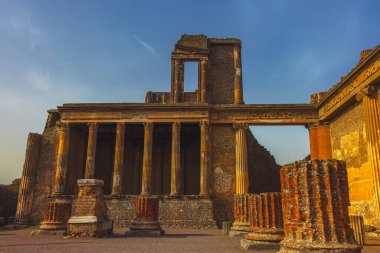 Pompei şehrinin antik kalıntıları Scavi di Pompei, Napoli, İtalya. Pompei antik Roma şehri Pompei 'nin manzarası 1. yüzyılda Vezüv Dağı' nın patlaması sonucu ölmüştür.
