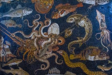 Napoli, İtalya - 18 Kasım 2024: MÖ 100 dolaylarında antik Roma mozaiğinin bir parçası. Pompeii, Vezüv 'de gömülü bir volkanda kazılmış bir evden kalma arkeolojik bir eser..