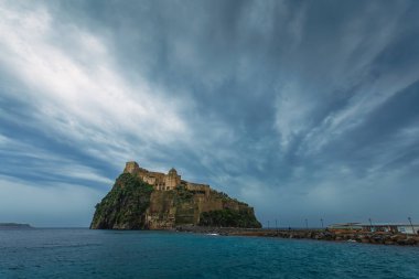 Ischia, İtalya ve Akdeniz 'deki Aragon Kalesi..