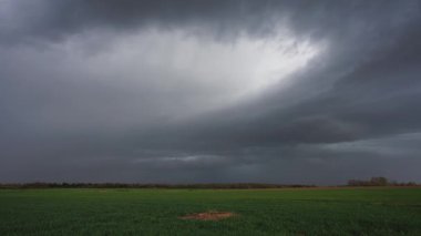 Litvanya 'daki tarlalarda hızla ilerleyen süper hücre fırtınası, kara fırtına bulutları....
