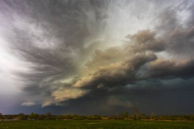 Gökyüzünde dramatik fırtına bulutları, kara şiddetli fırtına bulutları, süper hücre. İklim değişikliği