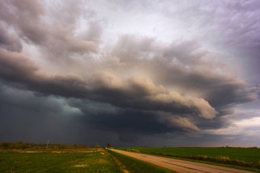 Gökyüzünde dramatik fırtına bulutları, kara şiddetli fırtına bulutları, süper hücre. İklim değişikliği