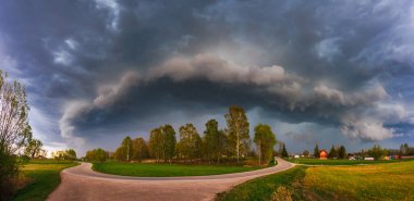 Süperhücre, raf, arcus fırtına bulutları yazın tarlaların üzerinde. İklim değişikliği. Litvanya.