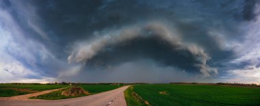 Süperhücre, raf, arcus fırtına bulutları yazın tarlaların üzerinde. İklim değişikliği. Litvanya.