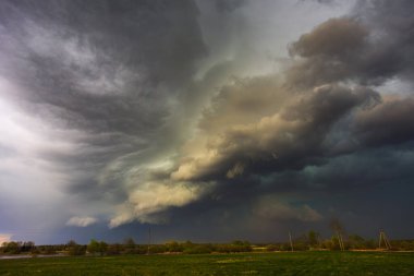 Gökyüzünde dramatik fırtına bulutları, kara şiddetli fırtına bulutları, süper hücre. İklim değişikliği
