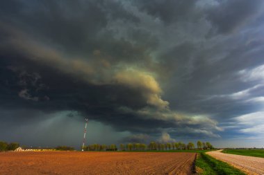 Gökyüzünde dramatik fırtına bulutları, kara şiddetli fırtına bulutları, süper hücre. İklim değişikliği