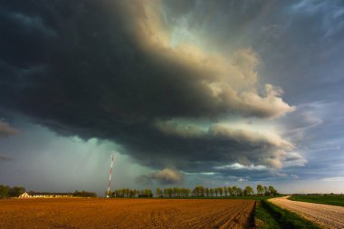 Gökyüzünde dramatik fırtına bulutları, kara şiddetli fırtına bulutları, süper hücre. İklim değişikliği