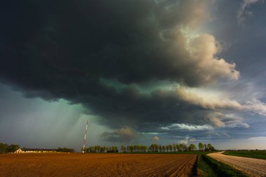Gökyüzünde dramatik fırtına bulutları, kara şiddetli fırtına bulutları, süper hücre. İklim değişikliği