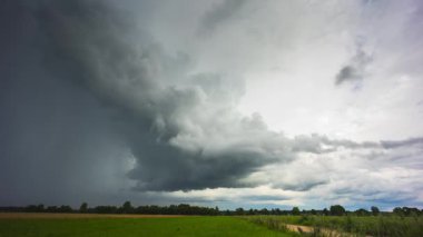 Litvanya 'daki tarlalarda hızla ilerleyen süper hücre fırtınası, kara fırtına bulutları....